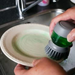 In Round Afwasborstel Met Zeepdispenser / Zeepreservoir – Inclusief Houder – Grijs – Afwas Borstel – Zeep Handborstel – Doseerpomp – Afwasmiddel Dispenser – Navulbaar 14 In Round Afwasborstel Met Zeepdispenser / Zeepreservoir – Inclusief Houder – Grijs – Afwas Borstel – Zeep Handborstel – Doseerpomp – Afwasmiddel Dispenser – Navulbaar -Schoonmaakartikelen Winkel 1200x1200 1209