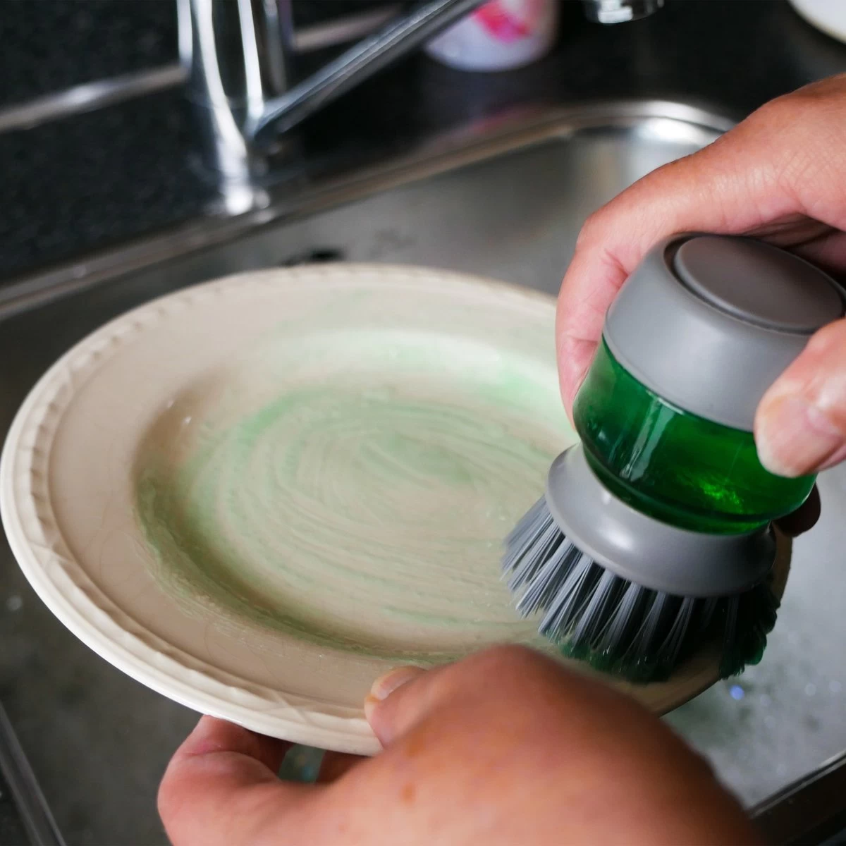 In Round Afwasborstel Met Zeepdispenser / Zeepreservoir – Inclusief Houder – Grijs – Afwas Borstel – Zeep Handborstel – Doseerpomp – Afwasmiddel Dispenser – Navulbaar 6 In Round Afwasborstel Met Zeepdispenser / Zeepreservoir – Inclusief Houder – Grijs – Afwas Borstel – Zeep Handborstel – Doseerpomp – Afwasmiddel Dispenser – Navulbaar - Afbeelding 5