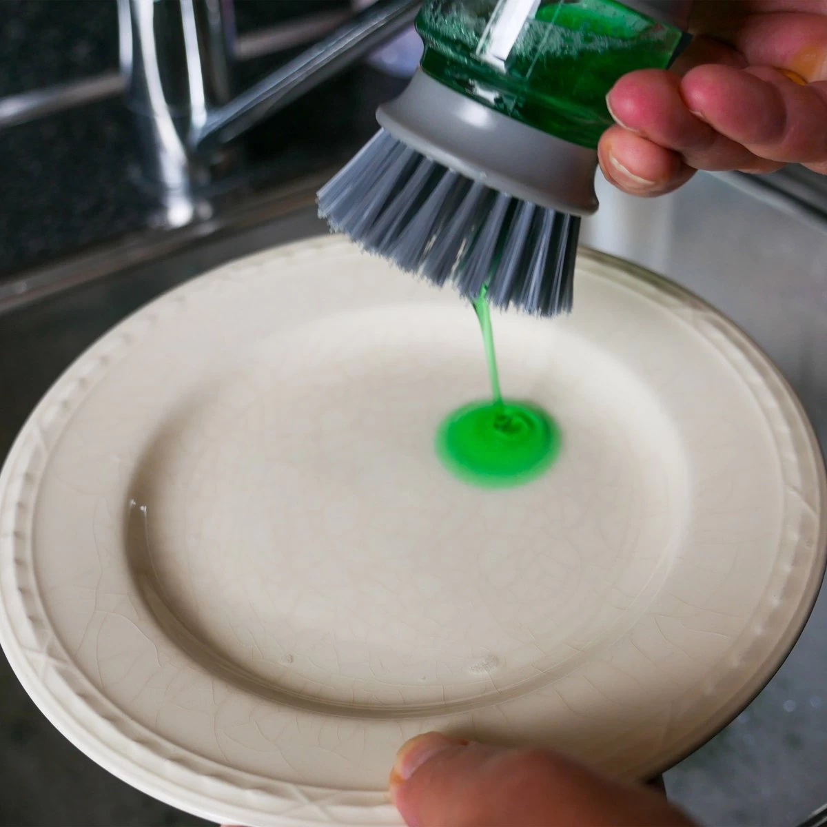 In Round Afwasborstel Met Zeepdispenser / Zeepreservoir – Inclusief Houder – Grijs – Afwas Borstel – Zeep Handborstel – Doseerpomp – Afwasmiddel Dispenser – Navulbaar 8 In Round Afwasborstel Met Zeepdispenser / Zeepreservoir – Inclusief Houder – Grijs – Afwas Borstel – Zeep Handborstel – Doseerpomp – Afwasmiddel Dispenser – Navulbaar - Afbeelding 7