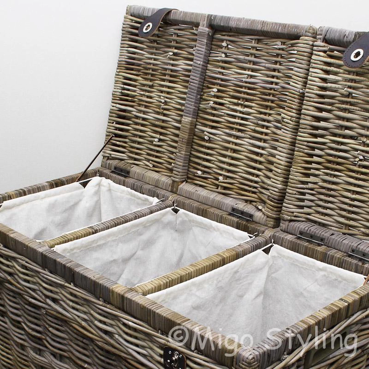Migo Styling - Wasmand - 3 Vakken - Met Deksel - 85x40xH65 - Riet - Rotan - Trio 4 Migo Styling - Wasmand - 3 Vakken - Met Deksel - 85x40xH65 - Riet - Rotan - Trio - Afbeelding 2
