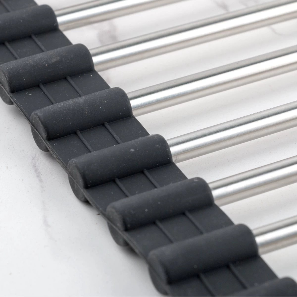 Highport Oprolbaar Vaat Droogrek - Scandinavisch Design - Opvouwbaar Hittebestendig Roestvrijstalen Keuken Afdruiprek - Vaatwasser Geschikt - Sterke 18-staafs Onderzetter - Foodgrade Materiaal 6 Highport Oprolbaar Vaat Droogrek - Scandinavisch Design - Opvouwbaar Hittebestendig Roestvrijstalen Keuken Afdruiprek - Vaatwasser Geschikt - Sterke 18-staafs Onderzetter - Foodgrade Materiaal - Afbeelding 4