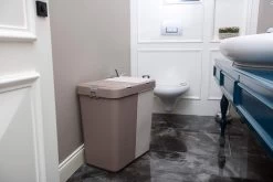 Motek® - Wasmand - 2 Vakken Met Deksel - Met Touch Deksel - Gemaakt Van 100% Gerecycled Kunststof - 80 L - Wasmand Met Deksel - Wassorteerder - Grijs - Wit 18 Motek® - Wasmand - 2 Vakken Met Deksel - Met Touch Deksel - Gemaakt Van 100% Gerecycled Kunststof - 80 L - Wasmand Met Deksel - Wassorteerder - Grijs - Wit -Schoonmaakartikelen Winkel 1200x800 55