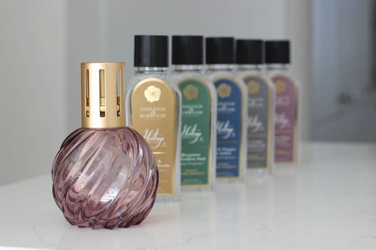 Ashleigh & Burwood Lampenolie Geurolie - Freesia & Orchid 250 Ml 8 Ashleigh & Burwood Lampenolie Geurolie - Freesia & Orchid 250 Ml - Afbeelding 6