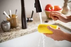 Scrub Daddy Damp Duster - Wonder Stoffer - Geel -Schoonmaakartikelen Winkel 1200x802 1